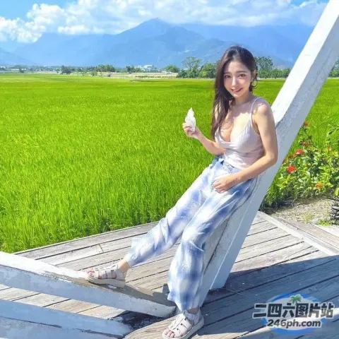阿拉夫德女人坐在木甲板上，手里拿着一杯酒