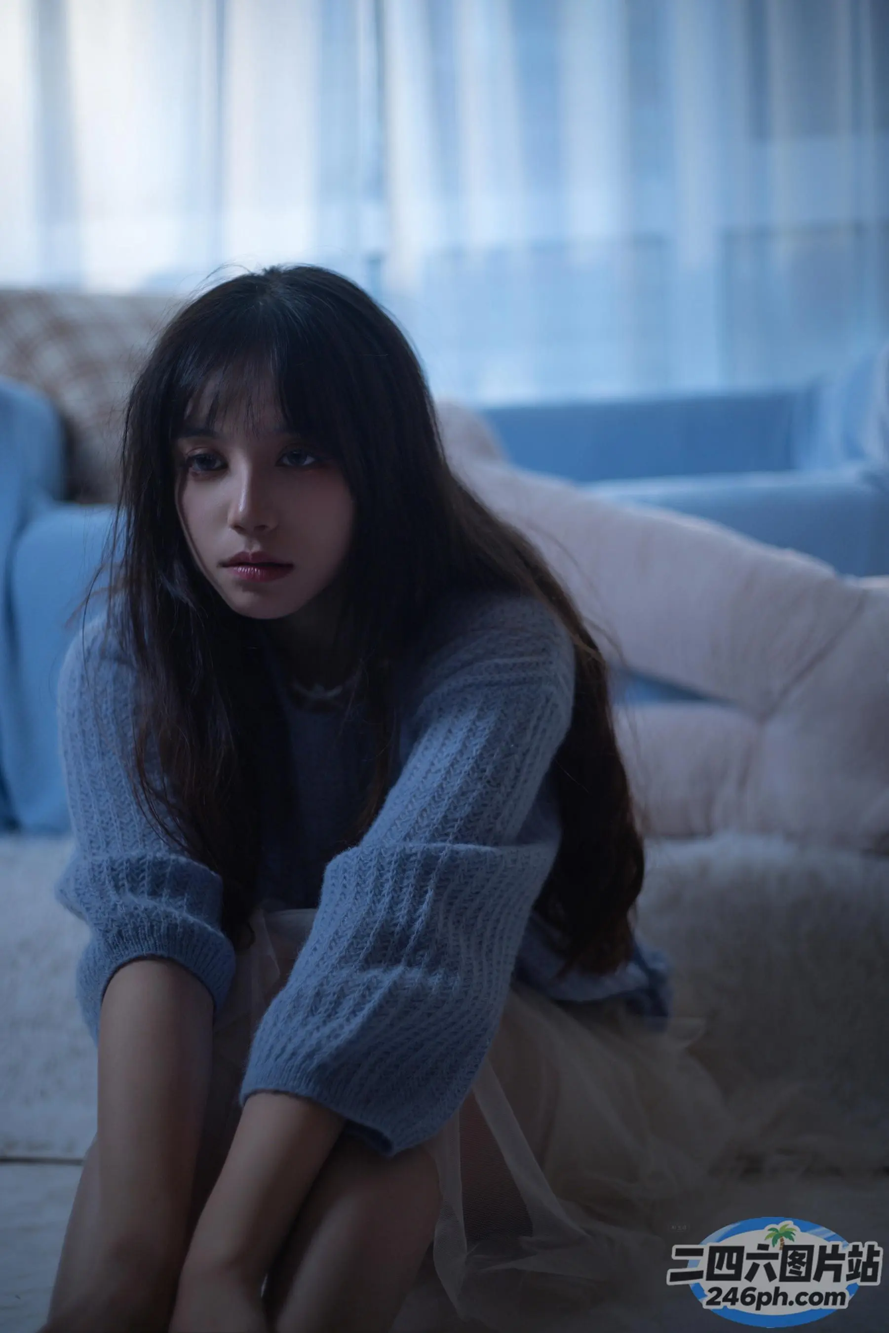 阿拉夫德女人坐在床上，双腿交叉