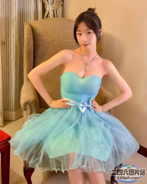 身穿蓝色连衣裙的 araffe 女子合影留念