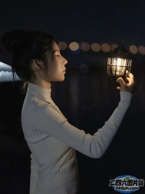 一个女人手里拿着灯笼站在一片水体前