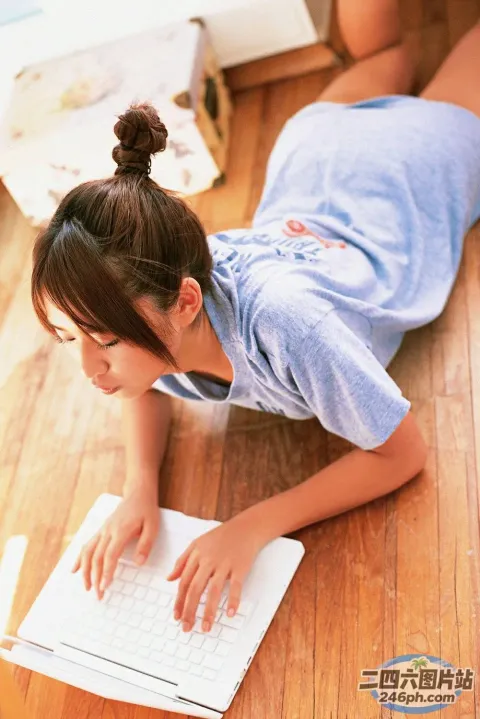 Arafed 亚洲女孩躺在地板上，使用笔记本电脑