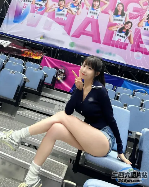 阿拉菲女孩坐在大屏幕前的长凳上