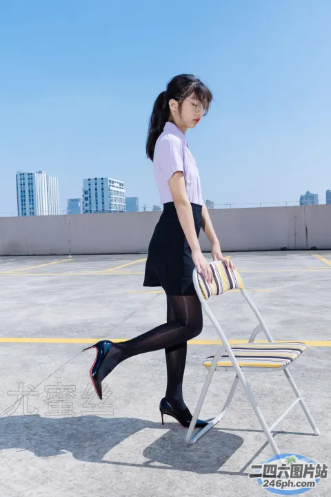 在停车场的椅子上行走的 Araffe 女子