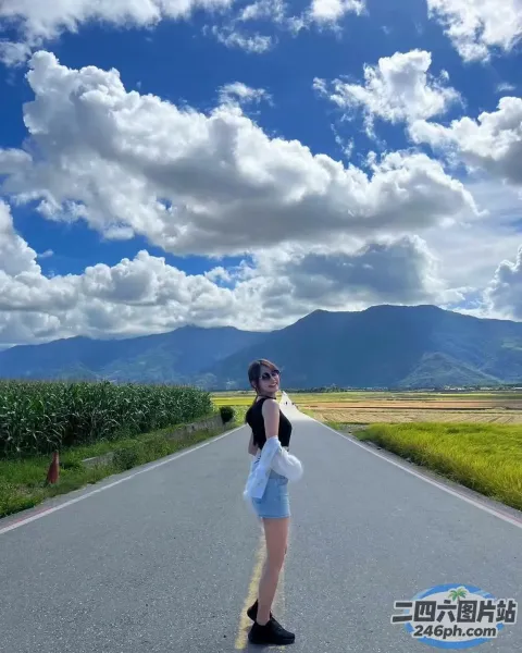 阿拉菲女子提着包站在路边