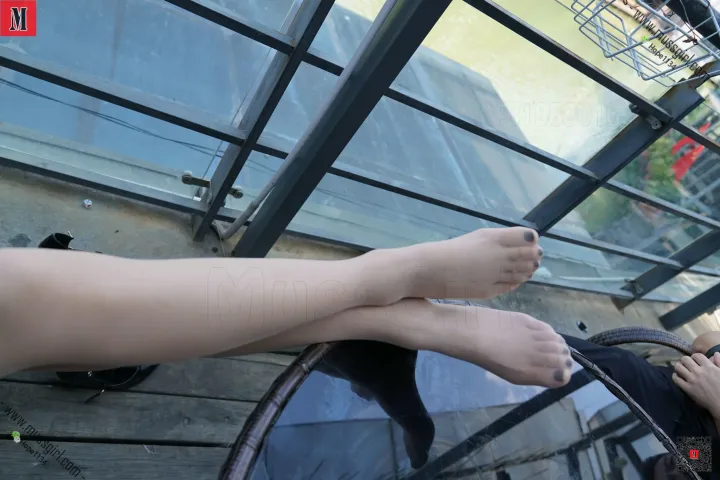 有人坐在长凳上，双脚抬起