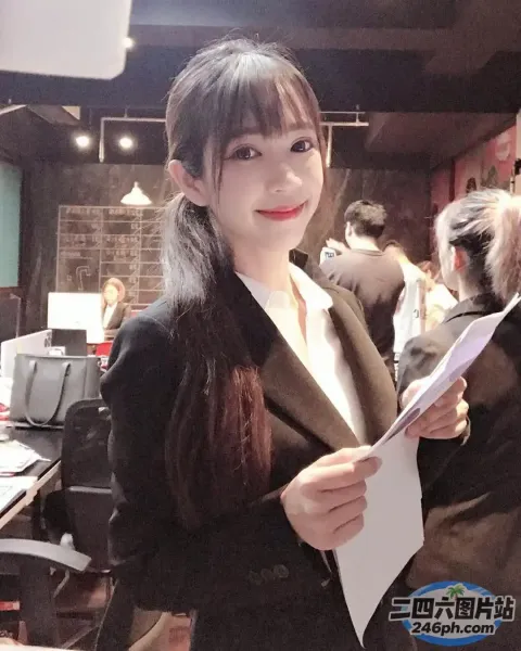 有个女人拿着一张纸
