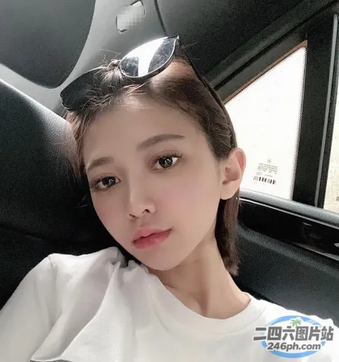 车里坐着一个女人，手里拿着手机