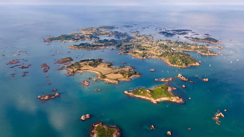 海洋中央小岛的鸟瞰图