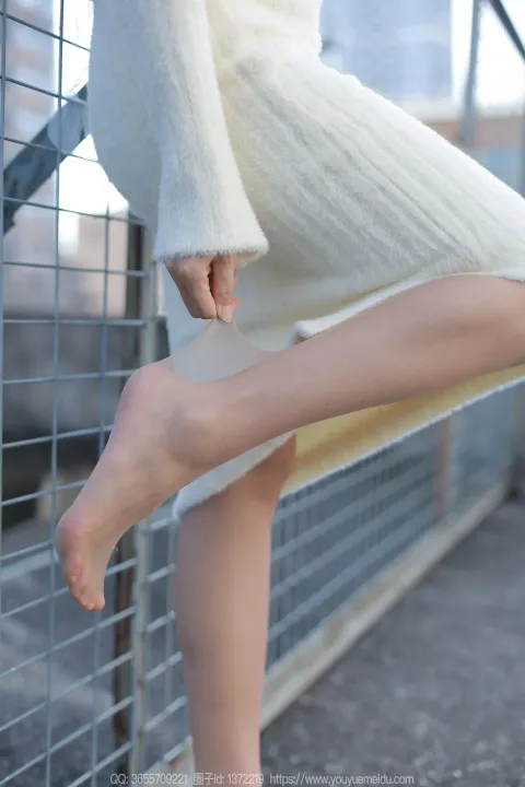 站在栅栏上的女人的双腿