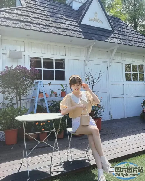屋外的椅子上坐着一个女人