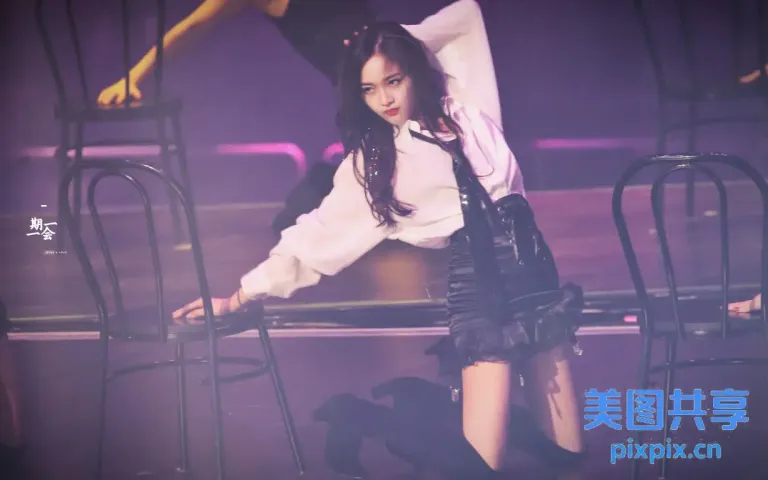 身穿白衬衫和黑色裙子的 araffe 女孩靠在椅子上
