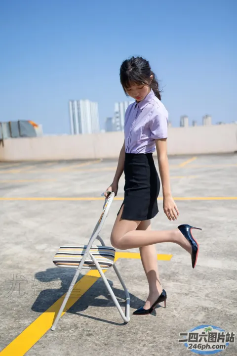 身穿裙子和高跟鞋的 arafed 亚洲女子在椅子上行走