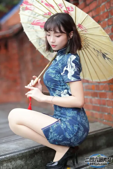 身穿蓝色连衣裙的 araffe 女子，手里拿着一把黄色的雨伞