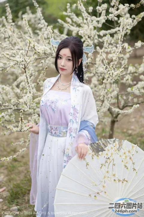 身穿白色连衣裙的 arafed 女子，手里拿着一把白色的雨伞