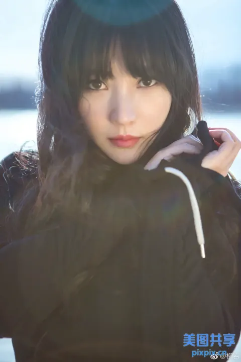 黑色长发和黑色夹克的 Arafed 女人