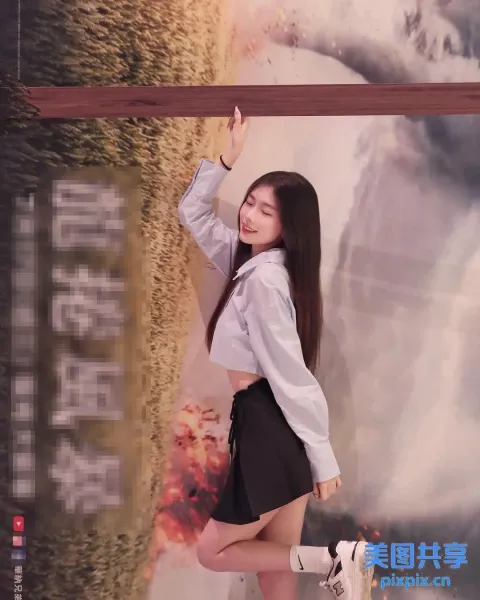 有个女人站在墙前