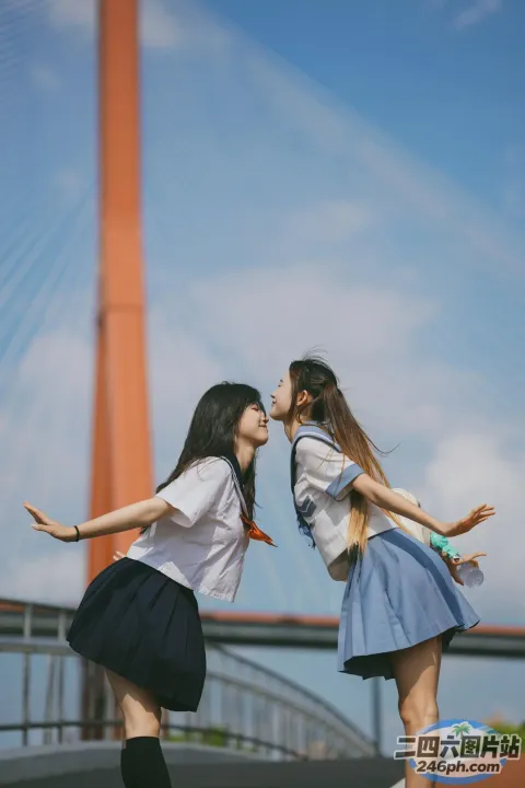 两个穿着校服的女孩站在一座桥上