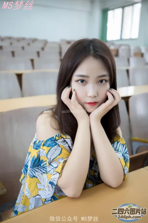 一名女子坐在桌子旁，双手捂着脸