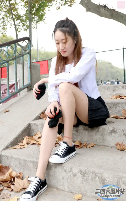 台阶上坐着一个女人，她穿着鞋子