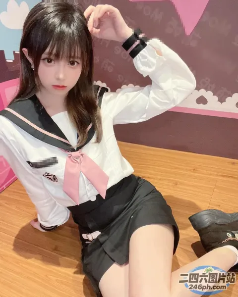 坐在地板上穿着校服的 araffe 女孩