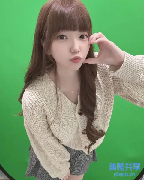 棕色长发和白色毛衣的亚洲女性