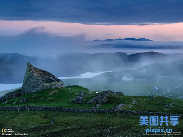 阿拉菲德山的景色，有湖泊和一座小塔