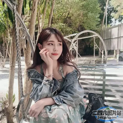 阿拉菲女人提着背包坐在公园的长椅上