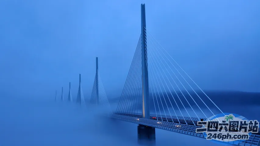 雾中的阿拉费德桥，上面有汽车
