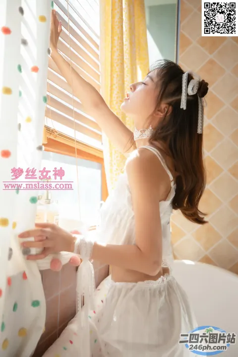 身穿白色连衣裙的 arafed 亚洲女孩望向窗外