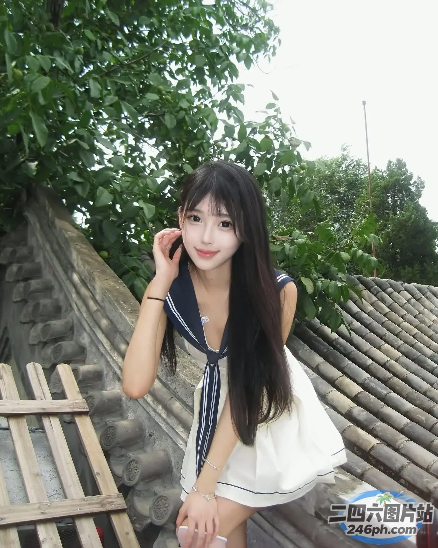 有个女人拿着手机在屋顶上摆姿势