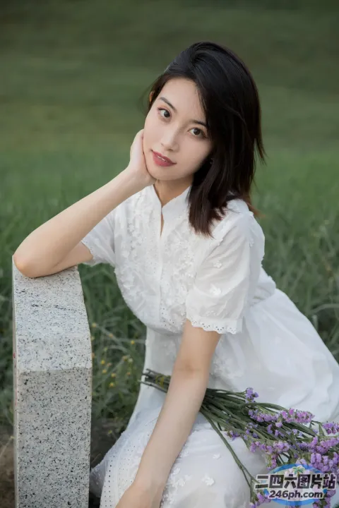 阿拉夫德女人坐在石凳上，手里拿着一束鲜花
