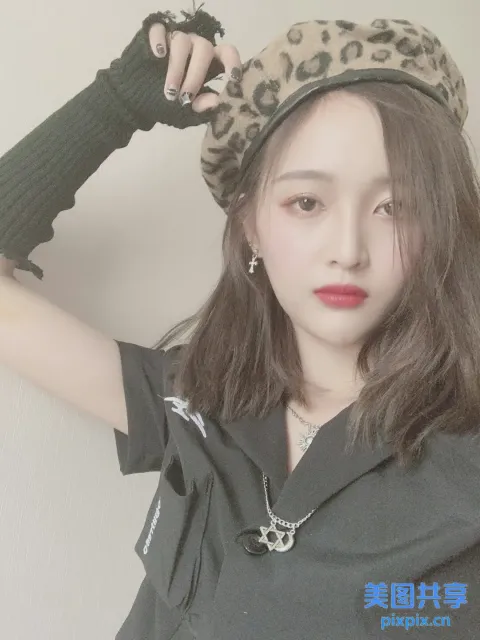 戴豹纹帽子和黑色衬衫的阿拉菲女孩