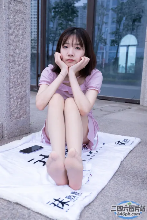 阿拉菲德亚洲妇女坐在地上的毛巾上