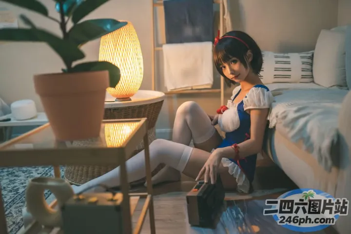 房间里的地板上坐着一个女人