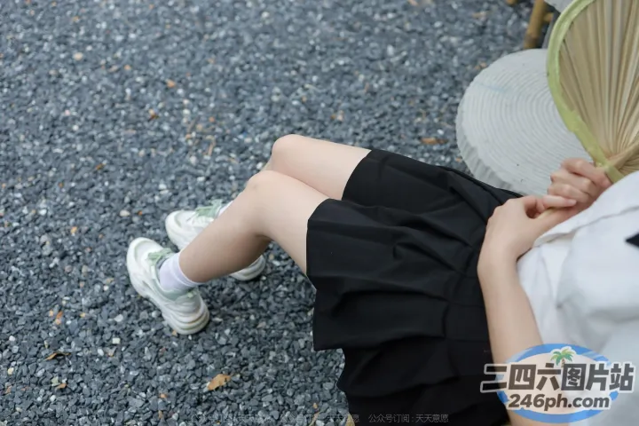 有一个女人坐在地上，双腿交叉
