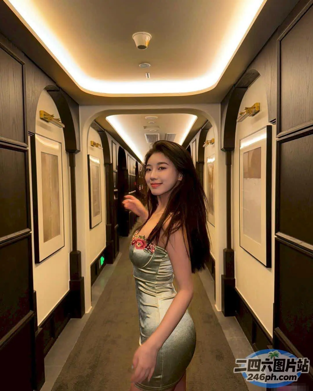 走廊里站着一个女人，手里拿着一杯酒