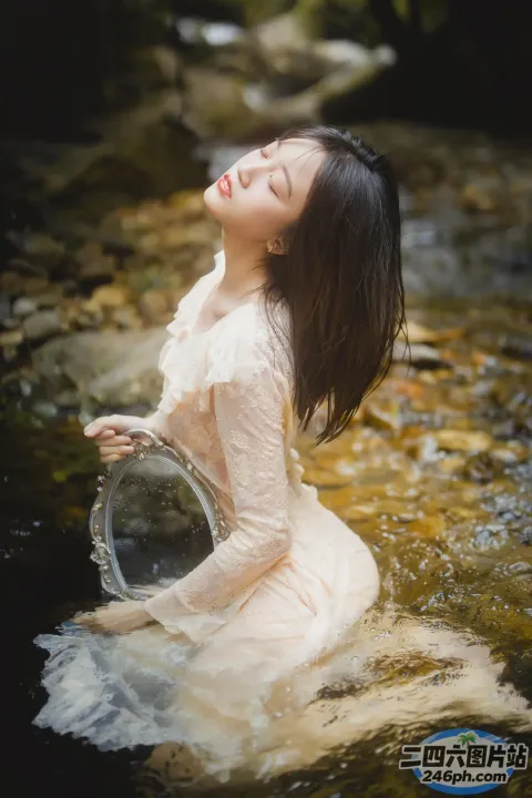穿着白色连衣裙的阿拉夫德女人坐在河里