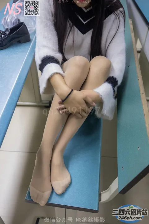 阿拉夫德女人坐在长凳上，双腿交叉