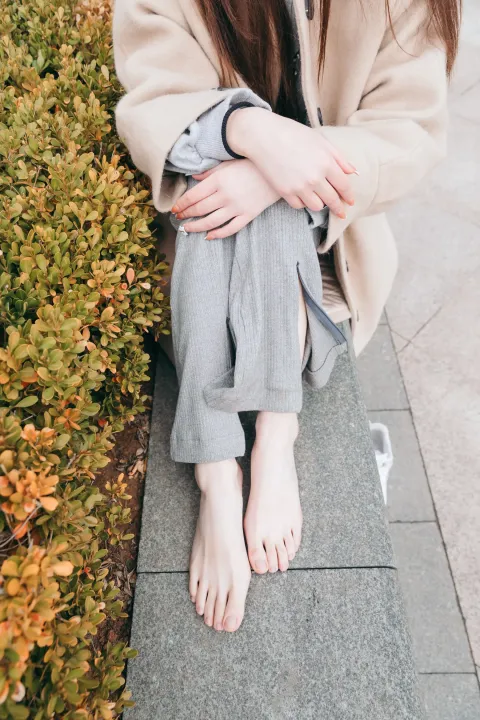 阿拉夫德女人坐在人行道上，双叉