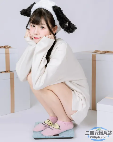 身穿白色连衣裙和粉红色鞋子的 araffe 女孩坐在秤上
