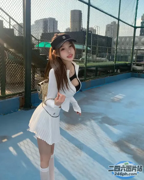 身穿网球服的 Araffe 女孩合影留念
