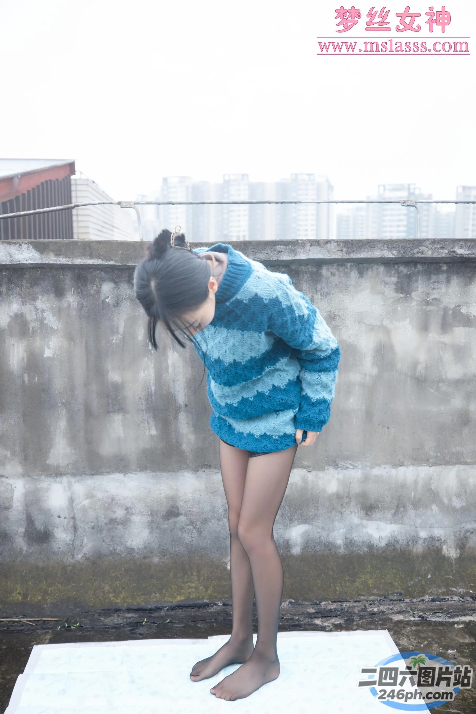 有个女人站在平台上，双腿交叉