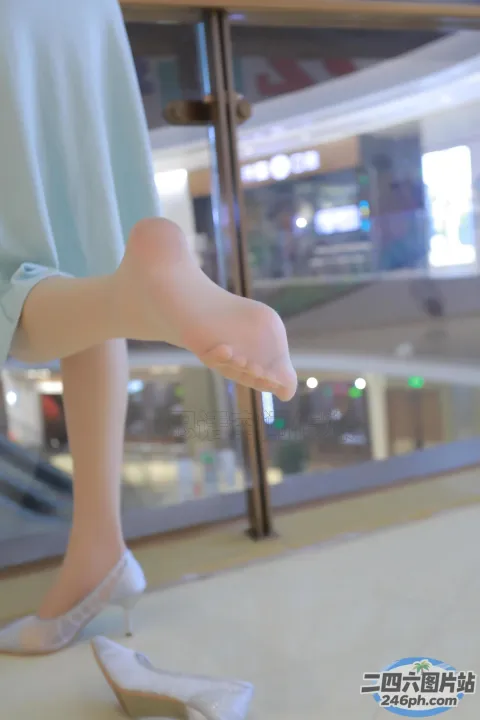 地板上有一条女人的腿和鞋子