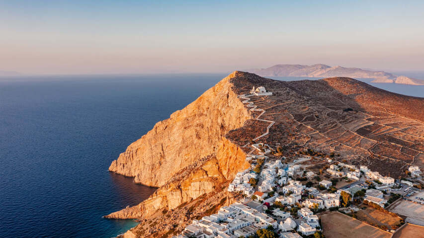 岩石岛上小镇的 arafed 景观