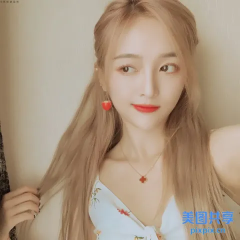 长发戴着红花项链的阿拉夫女孩