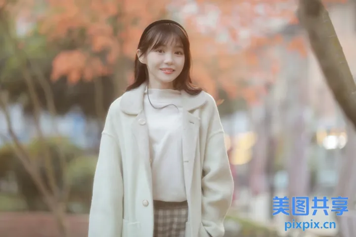 穿着白大褂和裙子的女人的 arafed 图像
