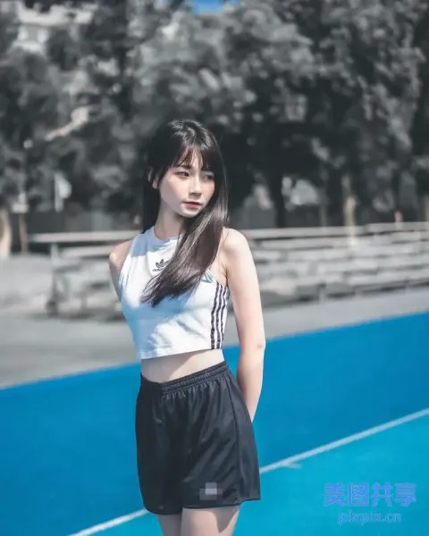 站在网球场上的女人的 arafed 图像