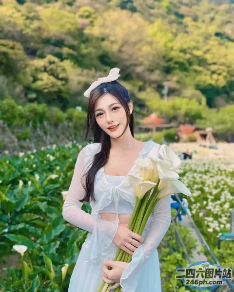 身穿白色连衣裙的 araffe 女子，手里拿着一束花