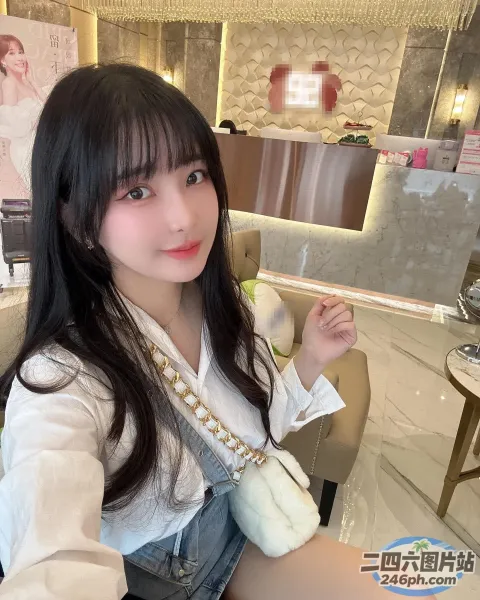 有个女人坐在椅子上，手里拿着一杯咖啡