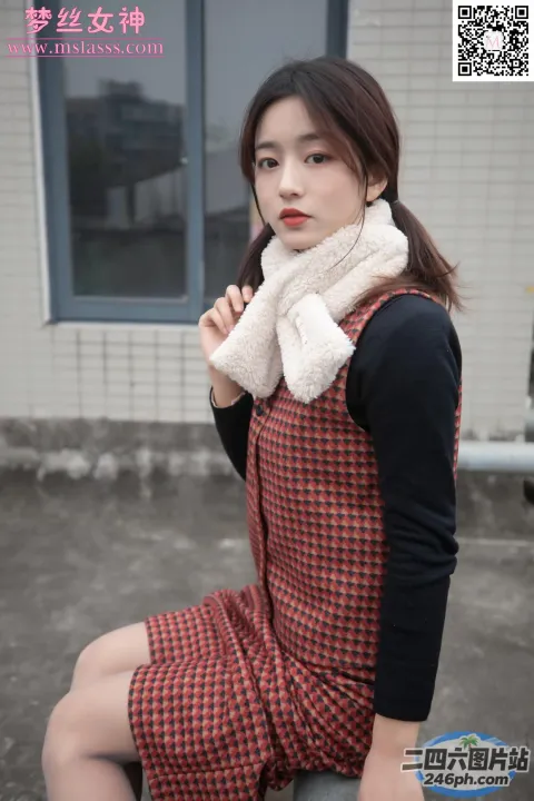 一位戴着围巾坐在长凳上的女人的特写